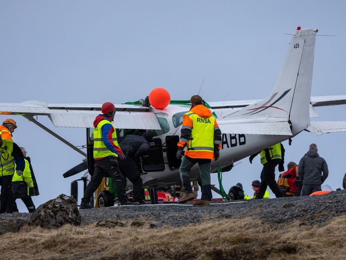 Rannsóknarnefnd samgönguslysa skoðar vélina á vettvangi.