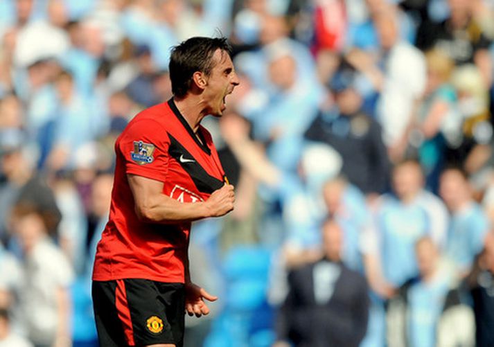 Gary Neville fagnar í leik með Manchester United.