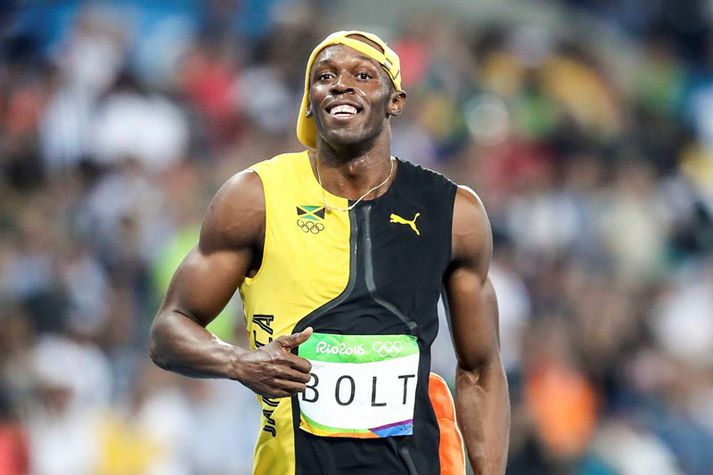 Bolt fagnar í nótt.