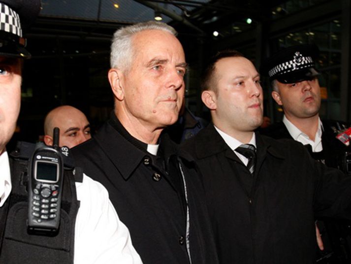 Richard Williamson við komuna til Bretlands í dag.