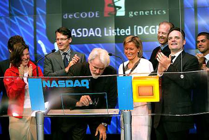 Kári Stefánsson, forstjóri Decode, skrifar undir þegar félagið var skráð á NASDAQ.