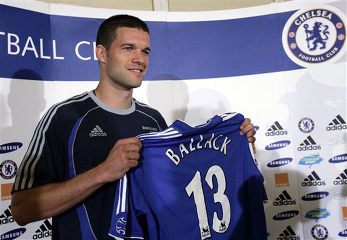 Michael Ballack veifar treyju númer 13 á blaðamannafundi.