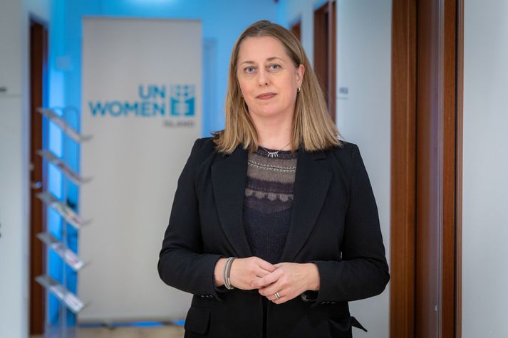 Stella Samúelsdóttir hvetur fólk til að koma í ljósagönguna klukkan 17 í dag til að minnast Ólafar Töru og hennar baráttu fyrir konur og réttindum þeirra. 