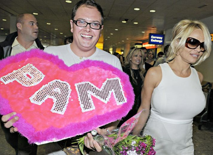 Pamela Anderson og ónefndur aðdáandi á Heathrow flugvelli í dag.