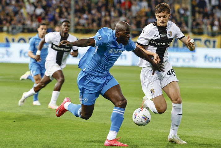 Giovanni Leoni í baráttu við Romelu Lukaku í leik Parma og Napoli í ítölsku úrvalsdeildinni á síðasta tímabili.