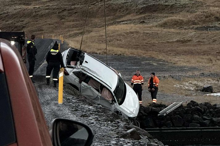 Engin slys urðu á fólki þegar bíllinn rann út af veginum í nótt.