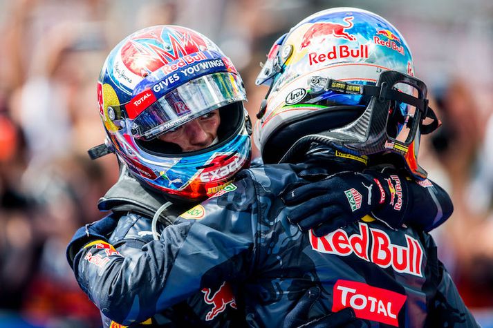 Daniel Ricciardo og Max Verstappen fallast í faðma.
