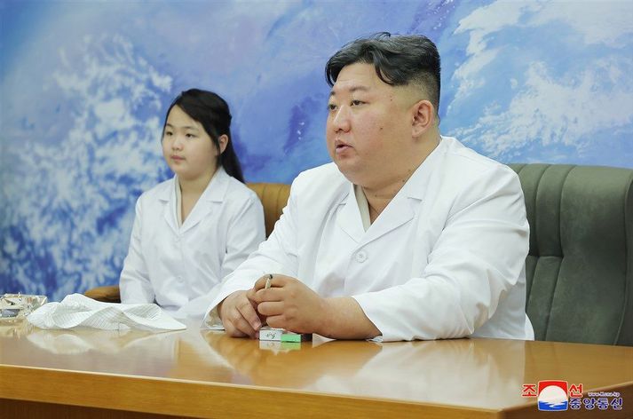 Kim Jong Un ásamt dóttur sinni. Á meðan elítan lifir í vellystingum virðist sem hungursneyð sé mögulega í uppsiglingu.