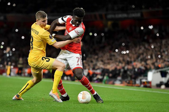 Alfons Sampsted í glímu við Bukayo Saka, leikmann Arsenal.