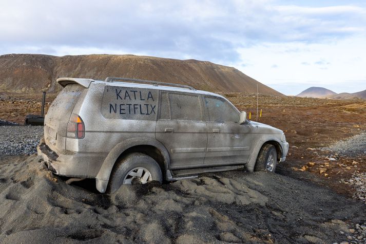 Öskufallin bifreiðin hefur vakið athygli þeirra sem leggja leið sína að eldgosinu í Geldingadölum.