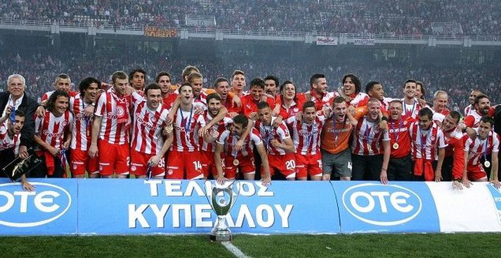 Liðsmenn Olympiakos fagna titlinum í Aþenu í kvöld.