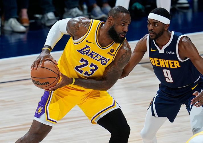 LeBron James með boltann í leiknum við Denver Nuggets í gærkvöld, sem mögulega var hans síðasti fyrir LA Lakers.