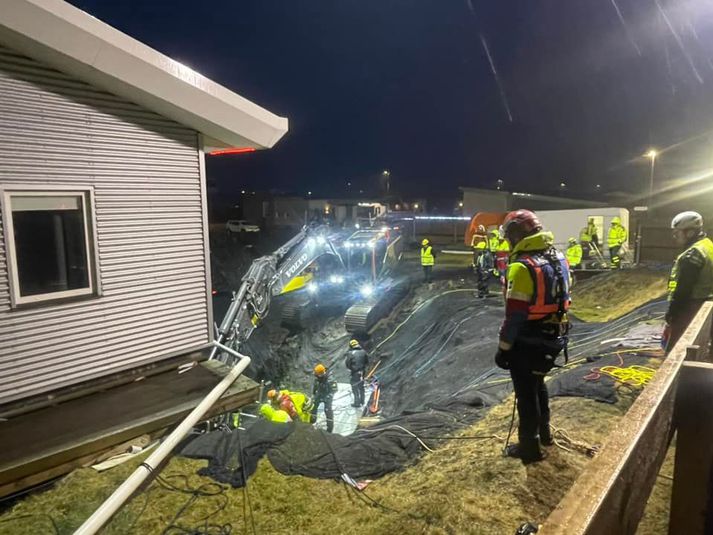 Ekki var hægt að tryggja öryggi björgunaraðila í nótt og því var ákveðið að gera hlé á aðgerðum.