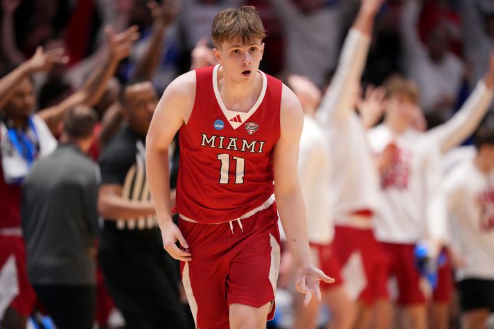 Almar fagnar vel heppnuðu þriggja stiga skoti gegn SMU í nótt