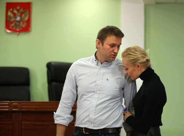 Navalní ásamt eiginkonu sinni í réttarsal í morgun.