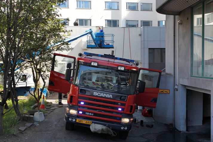 Eldurinn kviknaði í þaki húsnæðis á móti lögreglustöðinni við Hlemm.