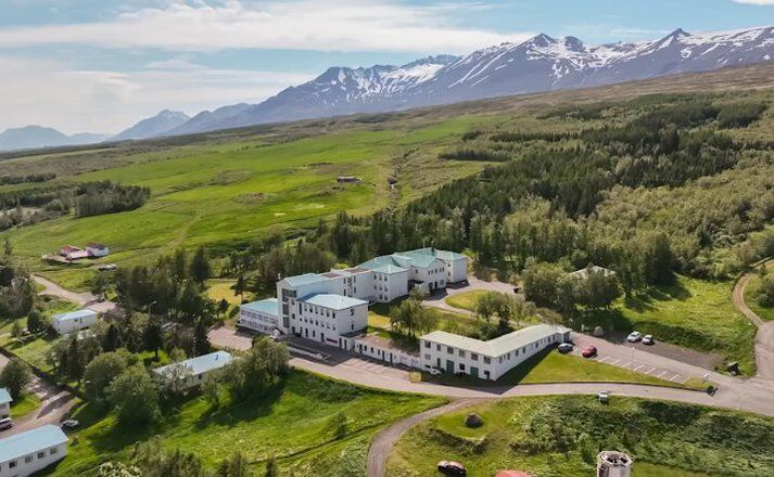 Kristnesspítali er í Eyjafjarðarsveit, um tíu kílómetrum sunnan Akureyrar.