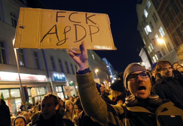 Mótmælandi við höfuðstöðvar Frjálsra demókrata í Berlín lýsir óbeit sinni á AfD, hægriöfgaflokknum sem átti óvænt þátt í að velja forsætisráðherra Þýringalands.