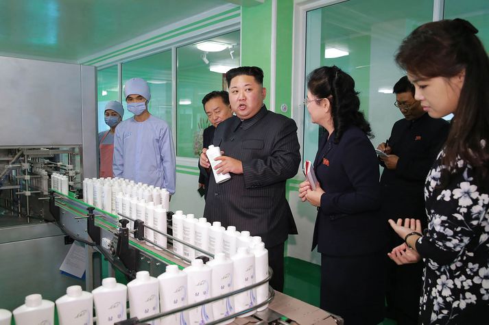 Ri Sol-ju, eiginkona Kim Jong-un, sést hér lengst til hægri á mynd.