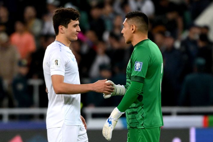 Abdukodir Khusanov fagnar með félaga sínum í landsliðinu en Khusanov er leikmaður Manchester City og þekktasti leikmaður landsliðs Úsbekistan.