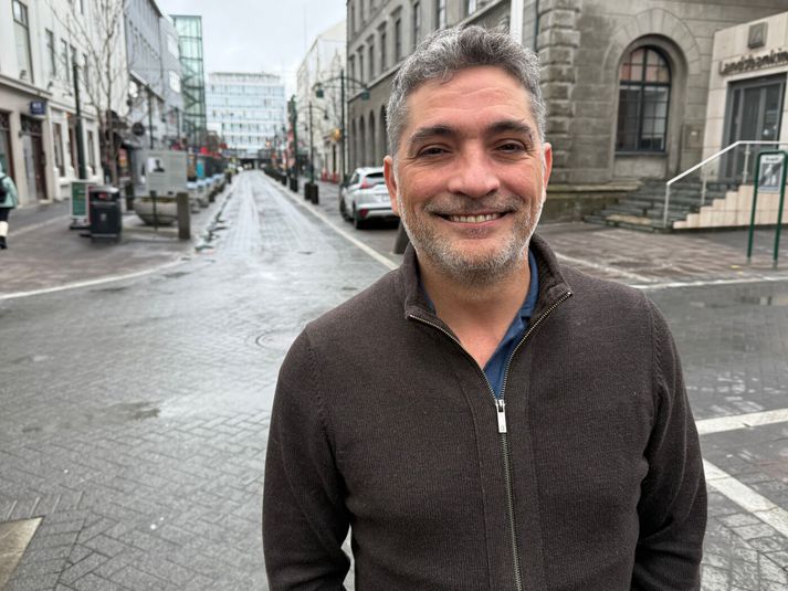 Nuno Servo veitingamaður vill sjá breytingar á bílastæðamálum í miðborginni. Hann segir þau ekki til þess a fallin að laða fólk í miðborgina. 
