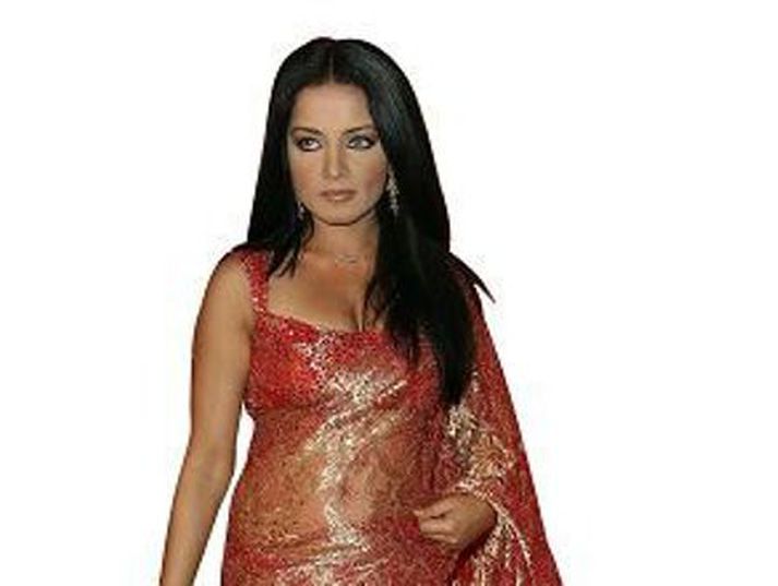 Hrósar Íslendingum
Bollywood-stjarnan og fyrrverandi ungfrú Indland, <B>Celina Jaitly</B>, hrósar Íslendingum og<B> Jóhönnu Sigurðardóttur</B> í hástert fyrir umburðarlyndi sitt og víðsýni. <B>Lárus Ari Knútsson</B>, framkvæmdastjóri Samtakanna 78, segir útlendinga vera upptekna af þeirri staðreynd að íslenski forsætisráðherrann sé samkynhneigður, Íslendingum sé alveg sama um kynhneigð fólks.