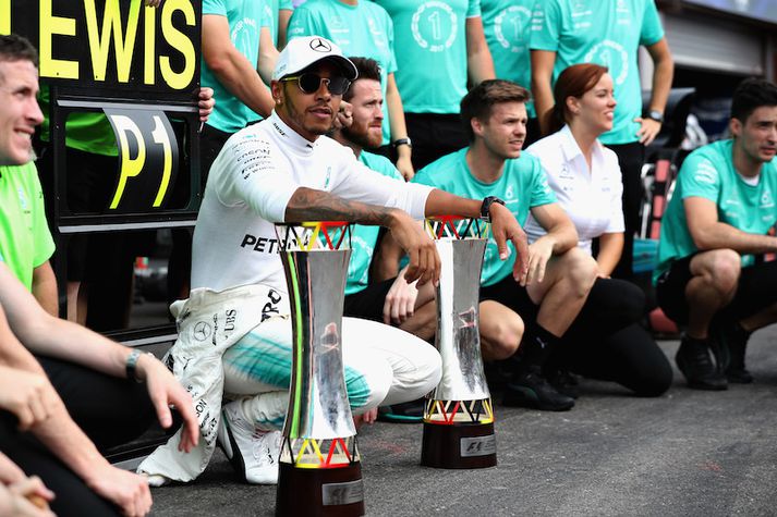 Lewis Hamilton fagnar með liði sínu eftir kappaksturinn.