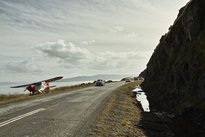 Frá vettvangi í gær þar sem vélinni var nauðlent á veginum um Súðavíkurhlíð.