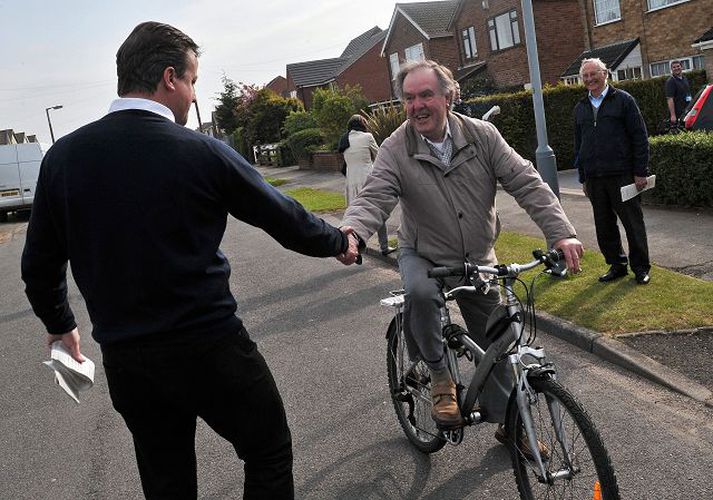 Leiðtogar þriggja stærstu flokkanna reyndu að fara sem víðast til að næla í kjósendur. Þarna er David Cameron að spjalla við íbúa bæjarins Hucknall.nordicphotos/afp