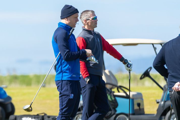 Aðalfundur GR var haldinn í vikunni og bar þar til tíðinda meðal annars að nýr formaður tók við af Birni Víglundssyni: Gísli Guðni Hall. Hér má sjá Björn og með honum Emil Hallfreðsson knattspyrnumaður við upphafsteig á Korpu.