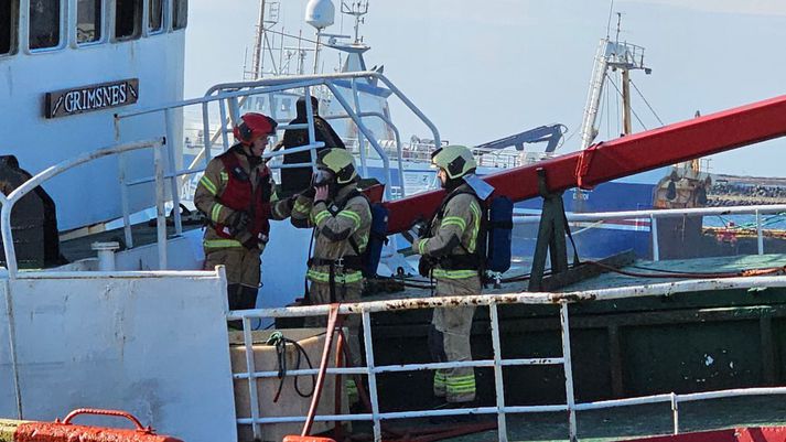 Slökkviliðsmenn um borð í Grímsnesi GK-555 í síðustu viku. Upptök eldsins eru enn ókunn.