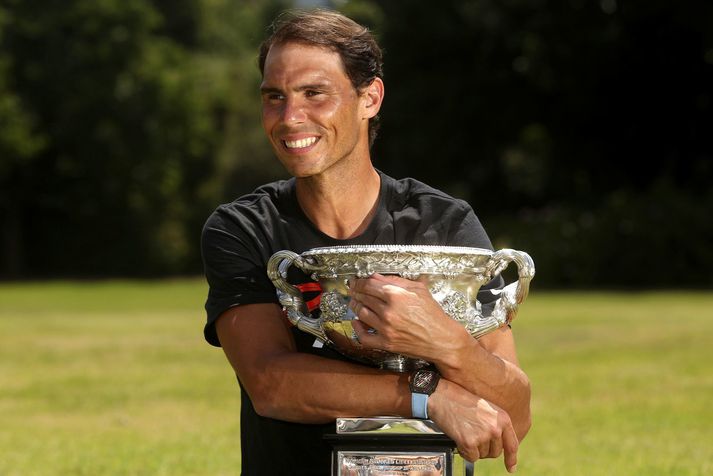 Rafael Nadal með bikarinn sem hann vann í Ástralíu um helgina.