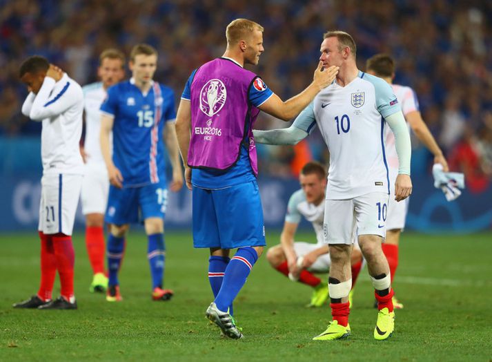 Wayne Rooney og Eiður Smári Guðjohnsen eftir leikinn.