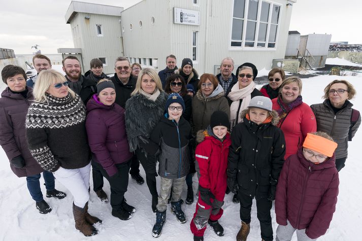 Ragnheiður Elín Árnadóttir, formaður Hollvinasamtaka Sundhallar Keflavíkur, í hópi félaga.