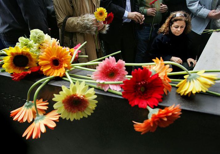 Föðurins minnst. Minningarathöfn var haldin í Jerúsalem í gær og þar lagði Dalia, dóttir Rabins, blóm á leiði föður síns.