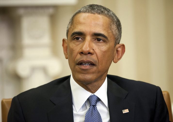 Stjórn Obama Bandaríkjaforseta viðurkennir að mistök hafi verið gerð með því að senda ekki háttsettari fulltrúa til Parísar.