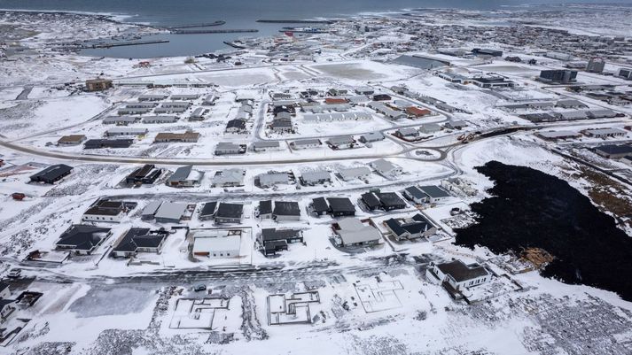 Grindavík er í vetrarbúningi en veðrið er á meðal ástæðna fyrir því að Grindvíkingar komast ekki heim til að sækja eigur sínar í dag.