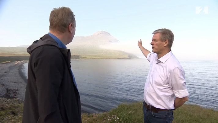 Jónas Egilsson, sveitarstjóri Langanesbyggðar, bendir yfir Gunnólfsvík í viðtali við Stöð 2.