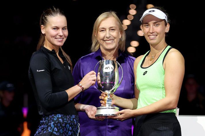 Martina Navratilova fyrir miðju með þeim Elise Mertens og Veronika Kudermetova eftir sigur þeirra í WTA-úrslitunum í fyrra, með verðlaunagripinn sem nefndur er eftir Navratilova.