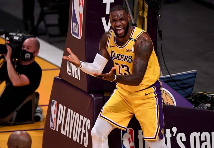 LeBron James fórnar höndum í tapinu gegn Phoenix Suns í nótt.