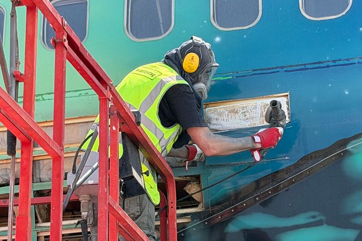 Starfsmaður Aviationtag sker bút úr Heklu Aurora.