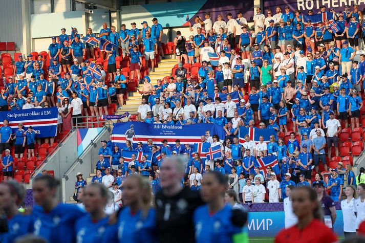 Stelpurnar okkar fengu frábæran stuðning á EM í Englandi í sumar og vonast eftir sams konar stuðningi á heimavelli á morgun.