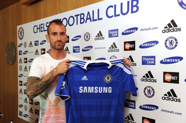 Meireles heldur á nýju treyjunni sinni.