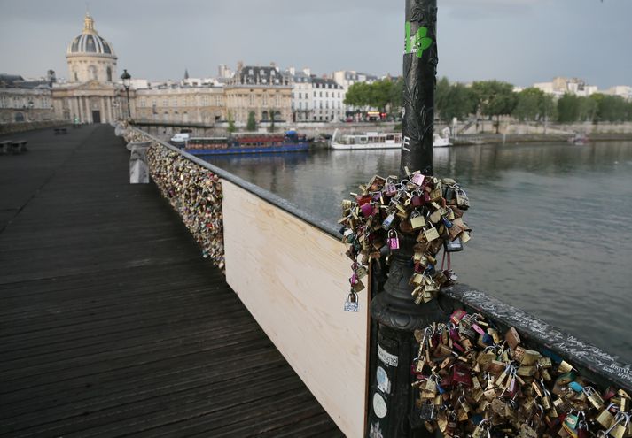 Pont des Arts brúin í París.