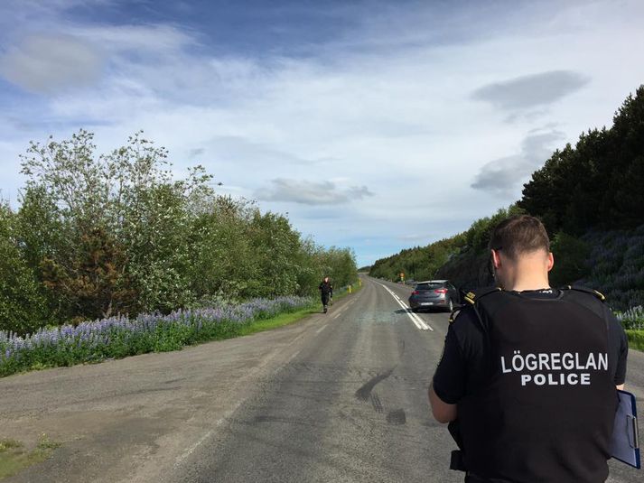 Lögreglan lokaði veginum vegna slyssins.