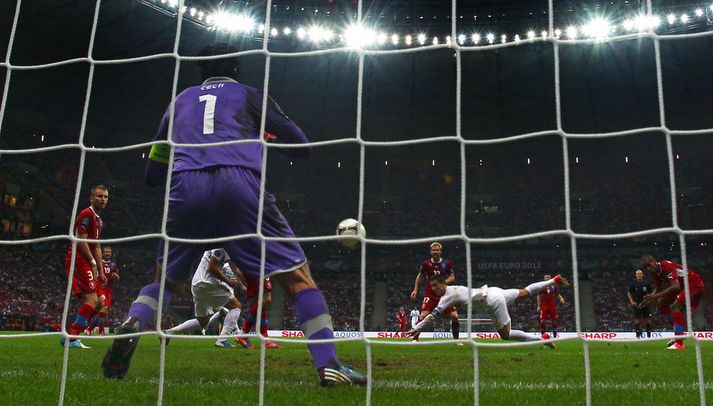 Skalli Cristiano Ronaldo á leið í markið.