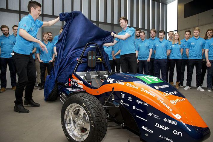 Verkfræðinemar við Háskóla Íslands sviptu í gær á Háskólatorgi hulunni af nýjum kappakstursbíl sem tekur þátt í Formula Student-keppninni.
