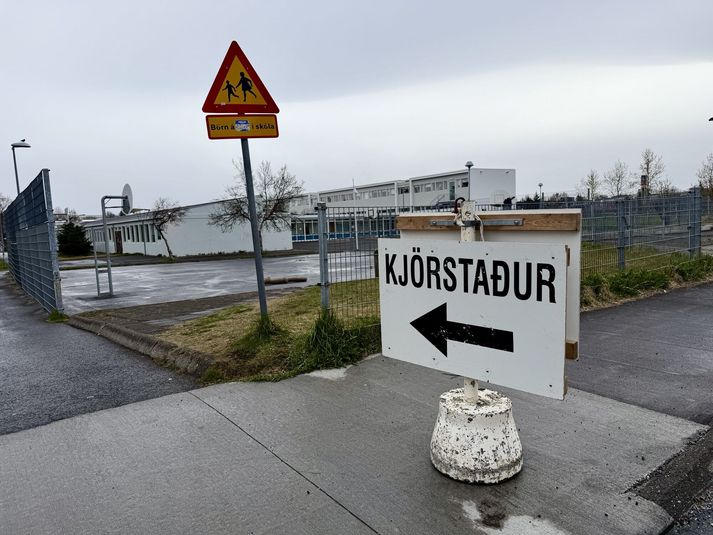 Íslendingar kjósa sér nýjar sveitarstjórnir í dag, ýmist í bleytu eða birtu.