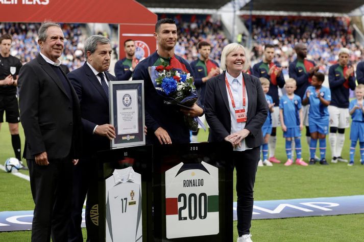 Ronaldo varð í gær fyrsti karlinn til að ná 200 leikjum fyrir þjóð sína.