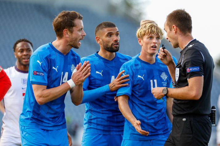 Kári Árnason biðlar til dómarans eftir að víti var dæmt á Ísland sem reyndist ráða úrslitum í leiknum við England.